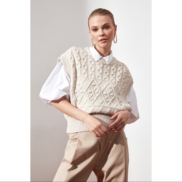 NWT Beige V Neck Woman Knitwear Sweater Medium - Picture 3 of 11